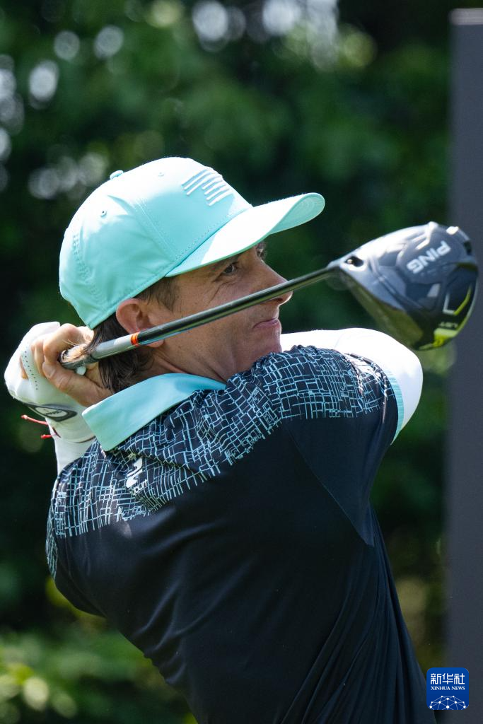 高尔夫选手刷新世界纪录,震撼全场 高尔夫选手刷新世界纪录,震撼全场