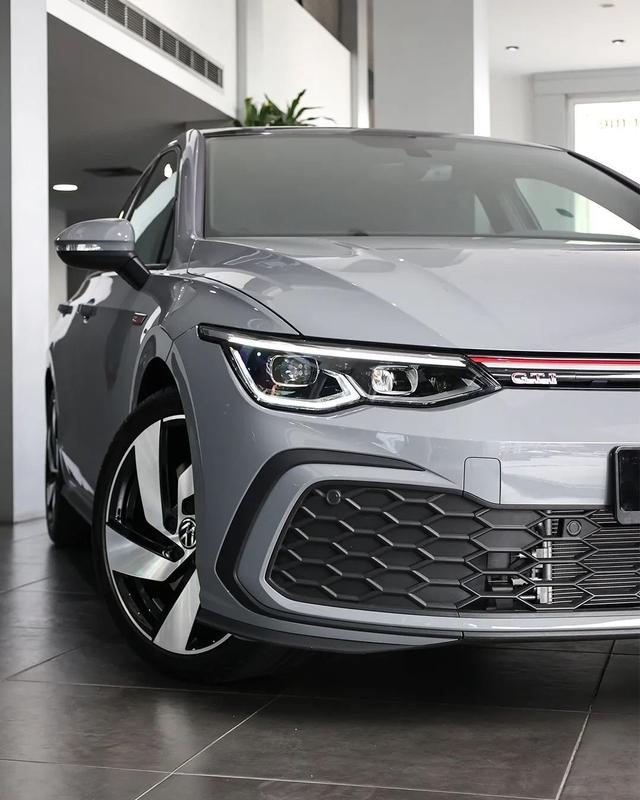 高尔夫热度飙升，网友热议不断