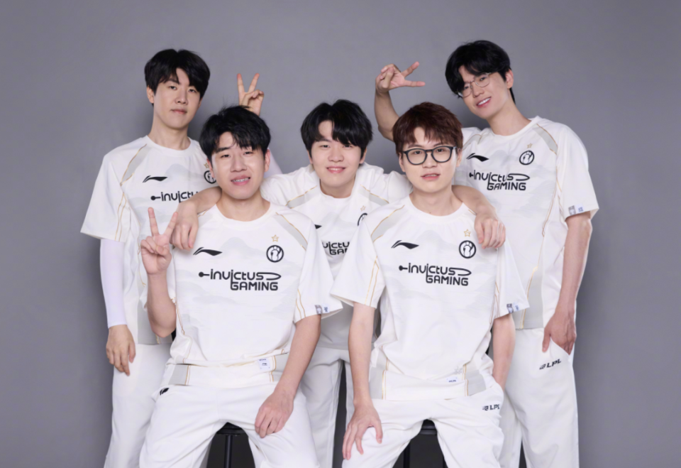 LPL惊险逆转取胜，粉丝狂欢不已