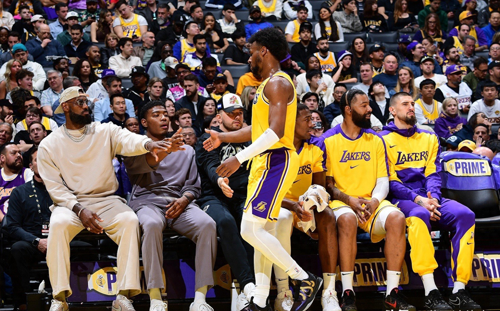 尼克斯横扫湖人，易建联统治全场