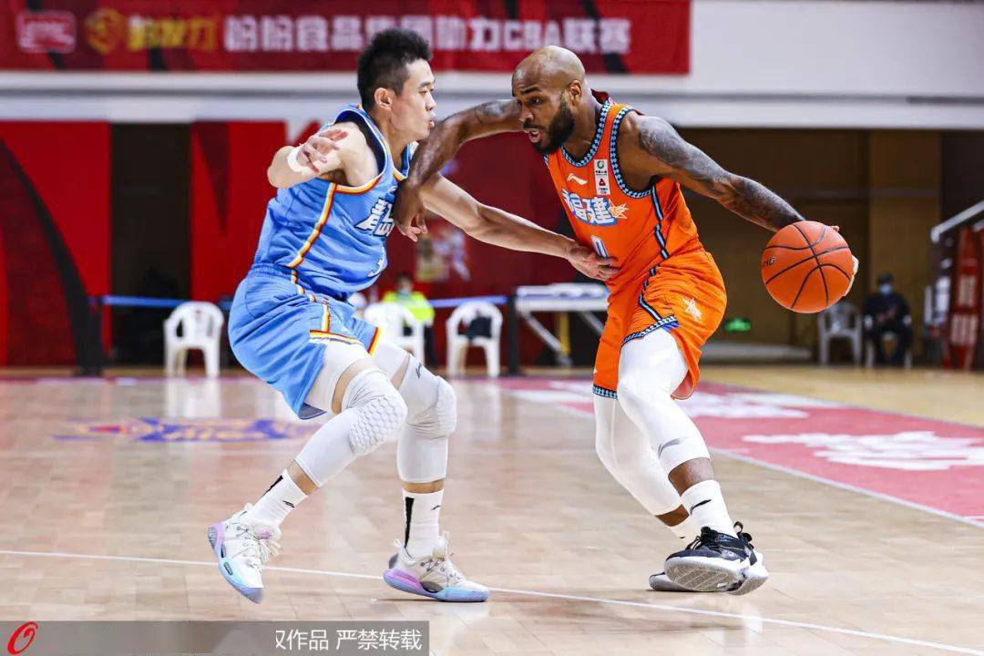 雄鹿鏖战青岛队，王哲林高光表现